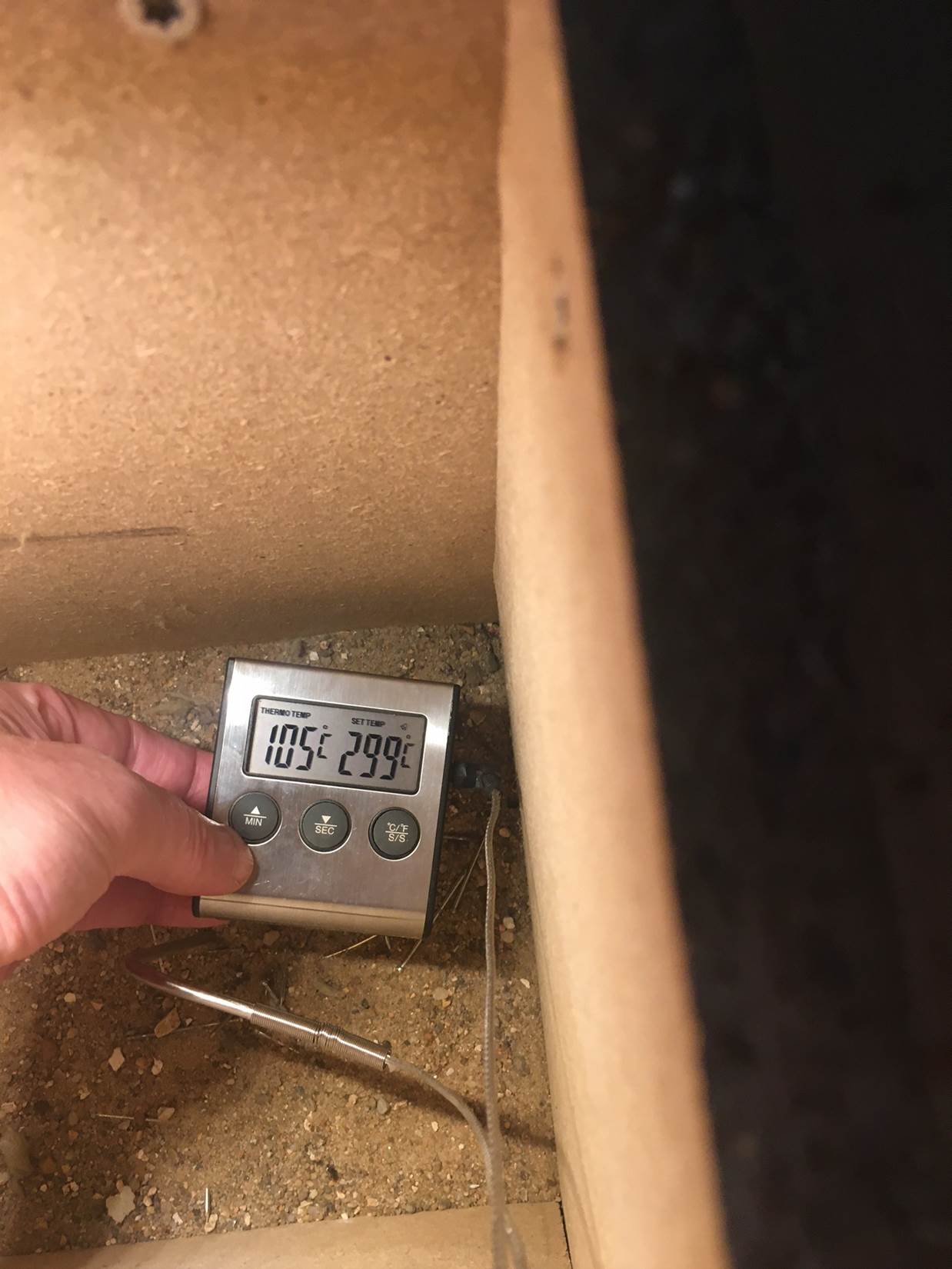 Et billede, der indeholder person, h�nd

Automatisk genereret beskrivelse